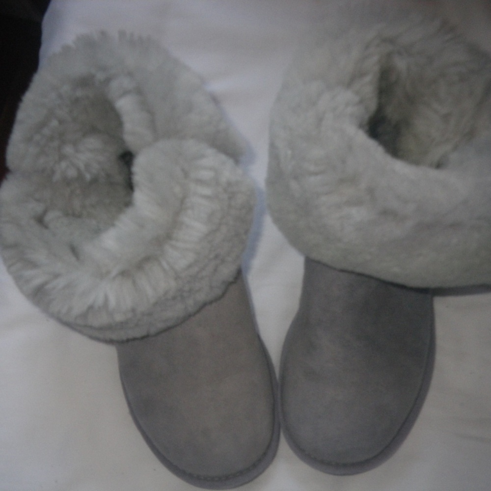 UGG Women's Mini Bailey Button 11 Winter Boots Size 6        DAMAGED